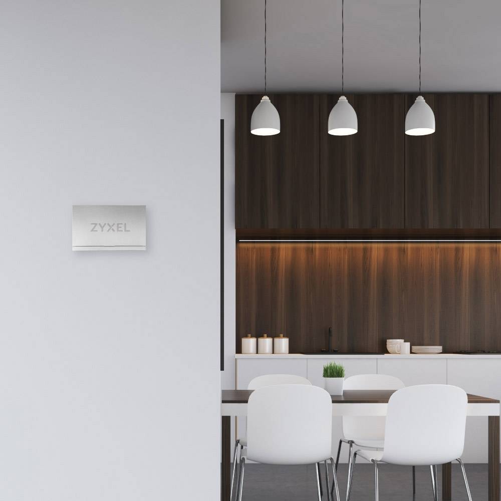 Salle de réunion moderne avec des touches de bois, quatre chaises blanches autour d'une table et trois suspensions au-dessus d'un plan de travail.