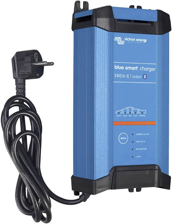 Chargeur portable bleu avec fiche, modèle 'Blue Smart Charger' de Victron Energy, présenté de face avec ses touches de commande.