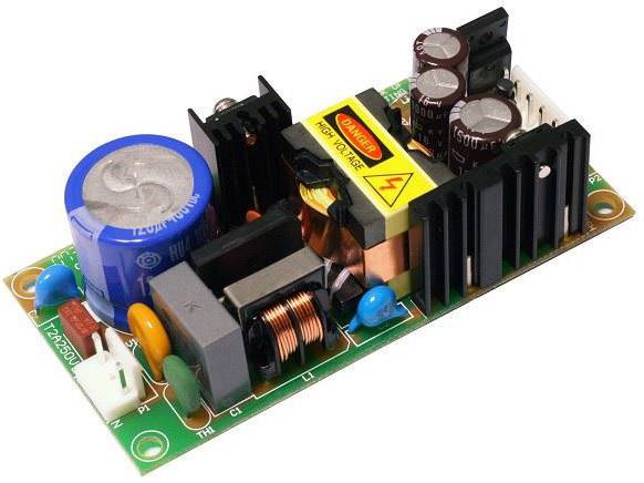 Circuit électronique avec des condensateurs et des bobines de différentes couleurs sur une carte de circuit imprimé, montrant les composants d'une alimentation électrique.