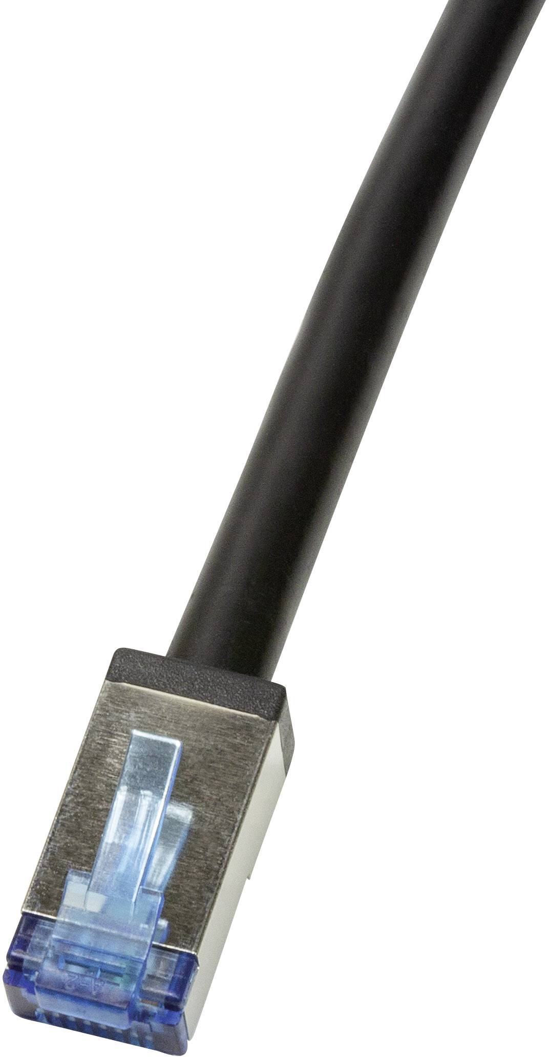 Un câble réseau avec une fiche RJ45 bleue, utilisé pour les connexions Ethernet.