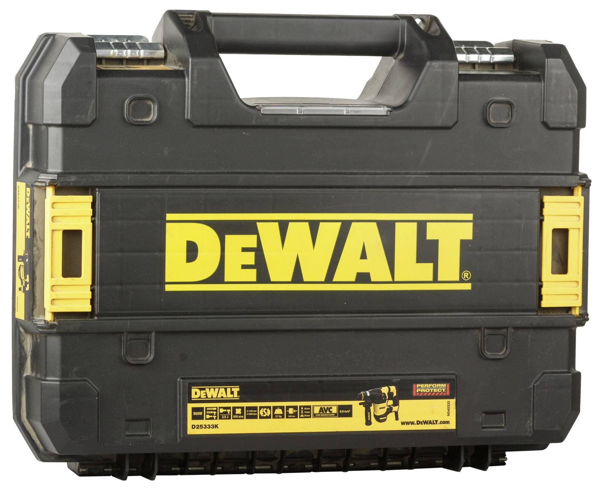 Boîte à outils noire avec logo 'DEWALT' jaune sur l'avant et des fermoirs jaunes.