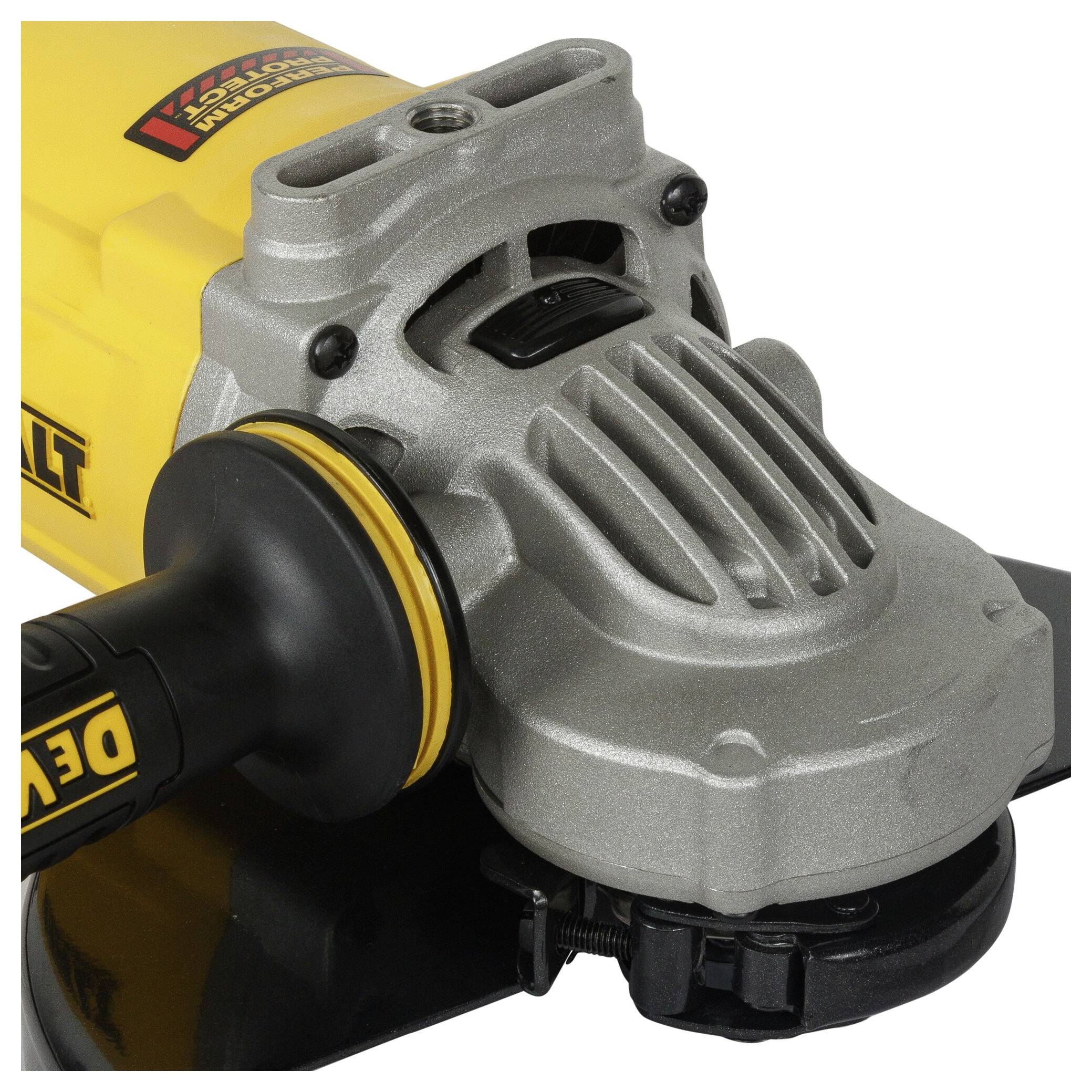 Une meuleuse d'angle avec un boîtier jaune et une poignée noire. Elle est généralement utilisée pour le meulage des métaux.