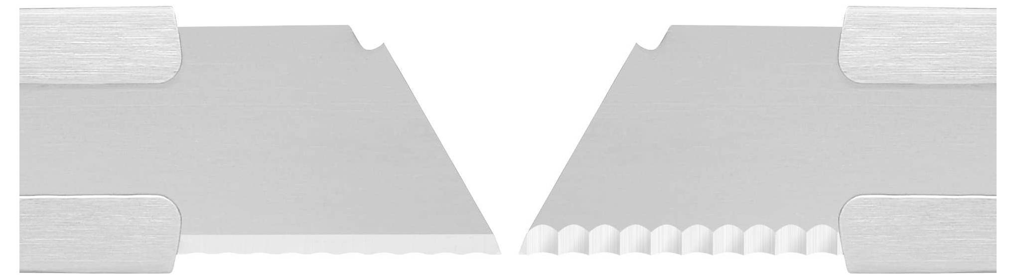 Deux lames avec un affûtage différent : à gauche un tranchant lisse, à droite un tranchant dentelé.