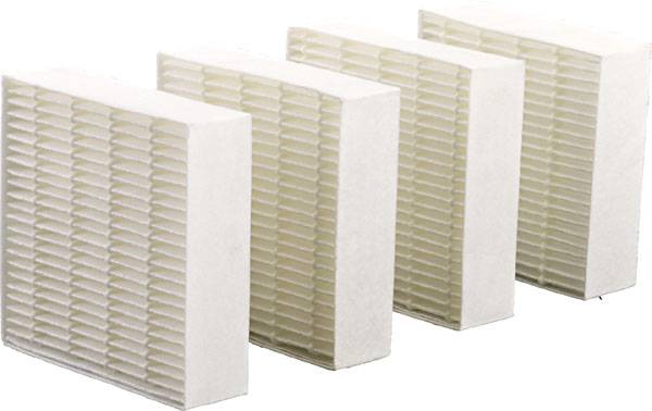 Quatre filtres à air blancs de forme rectangulaire et à structure lamellaire sont alignés, leurs surfaces de filtration orientées vers l'avant.