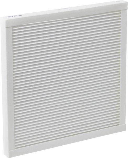 Filtre à air dans un cadre blanc rectangulaire avec des lamelles horizontales fines, utilisé pour purifier l'air des particules et des polluants.
