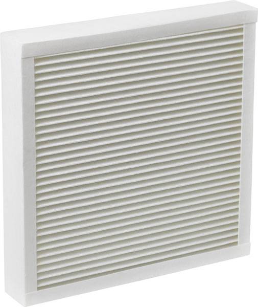 Un filtre à air rectangulaire avec des lamelles blanches.