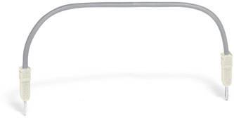 Câble gris et courbé avec des connecteurs aux deux extrémités sur un fond blanc.