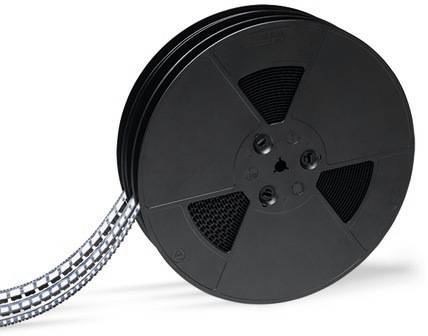 Un rouleau noir avec des maillons métalliques sortant sur le côté.