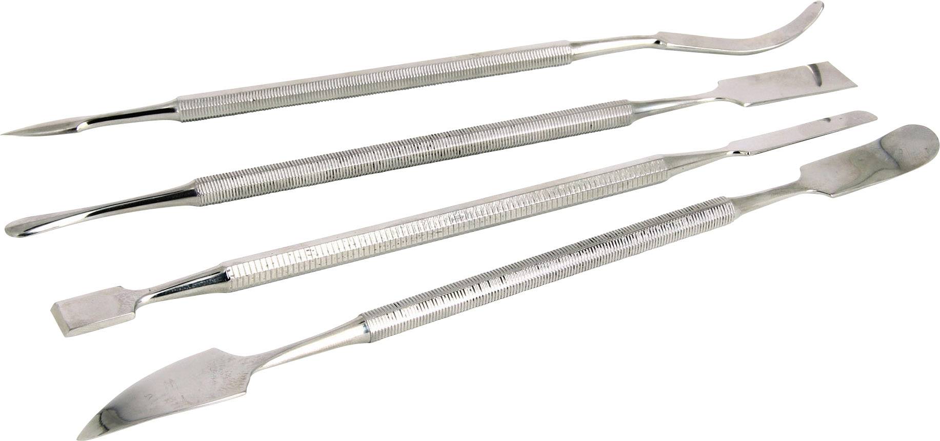 Quatre spatules de laboratoire en argent de différentes formes et tailles, disposées côte à côte sur un fond blanc. Utilisées pour manipuler des produits chimiques.