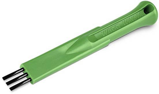 Pince à dénuder verte avec manche en plastique, utilisée pour dénuder les câbles électriques, portant un logo de marque distinctif.