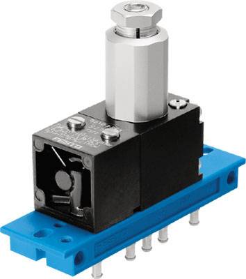 Capteur industriel sur un socle bleu, surmonté d'un cylindre métallique. Utilisé pour des commandes précises dans les systèmes d'automatisation.