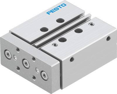 Cylindre pneumatique argenté avec logo bleu 'Festo'. Forme rectangulaire avec plusieurs trous de fixation, destiné aux applications industrielles.