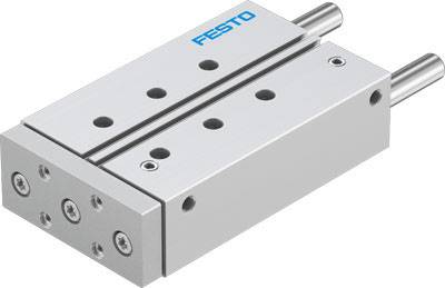 Vérin pneumatique compact de Festo avec un boîtier argenté et des logos bleus. Deux tiges de piston et plusieurs trous de fixation sont visibles.