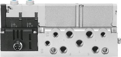 Un bloc de vannes à plusieurs raccords et connecteur électronique. Modules argentés et noirs, design industriel.