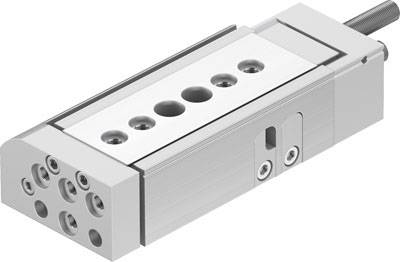 Vérin pneumatique rectangulaire en métal avec plusieurs orifices de raccordement, utilisé pour commander les mouvements de machines.