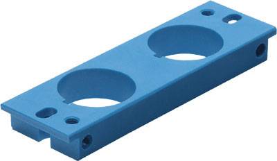 Un élément rectangulaire en plastique bleu avec deux découpes rondes et plusieurs trous de fixation, probablement un élément de montage.