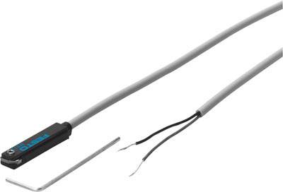 Un capteur de proximité capacitif de Festo avec deux fils apparents et un outil métallique, pour une détermination précise de position.