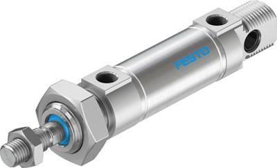 Un vérin pneumatique argenté de Festo avec un marquage bleu et des raccords aux deux extrémités.
