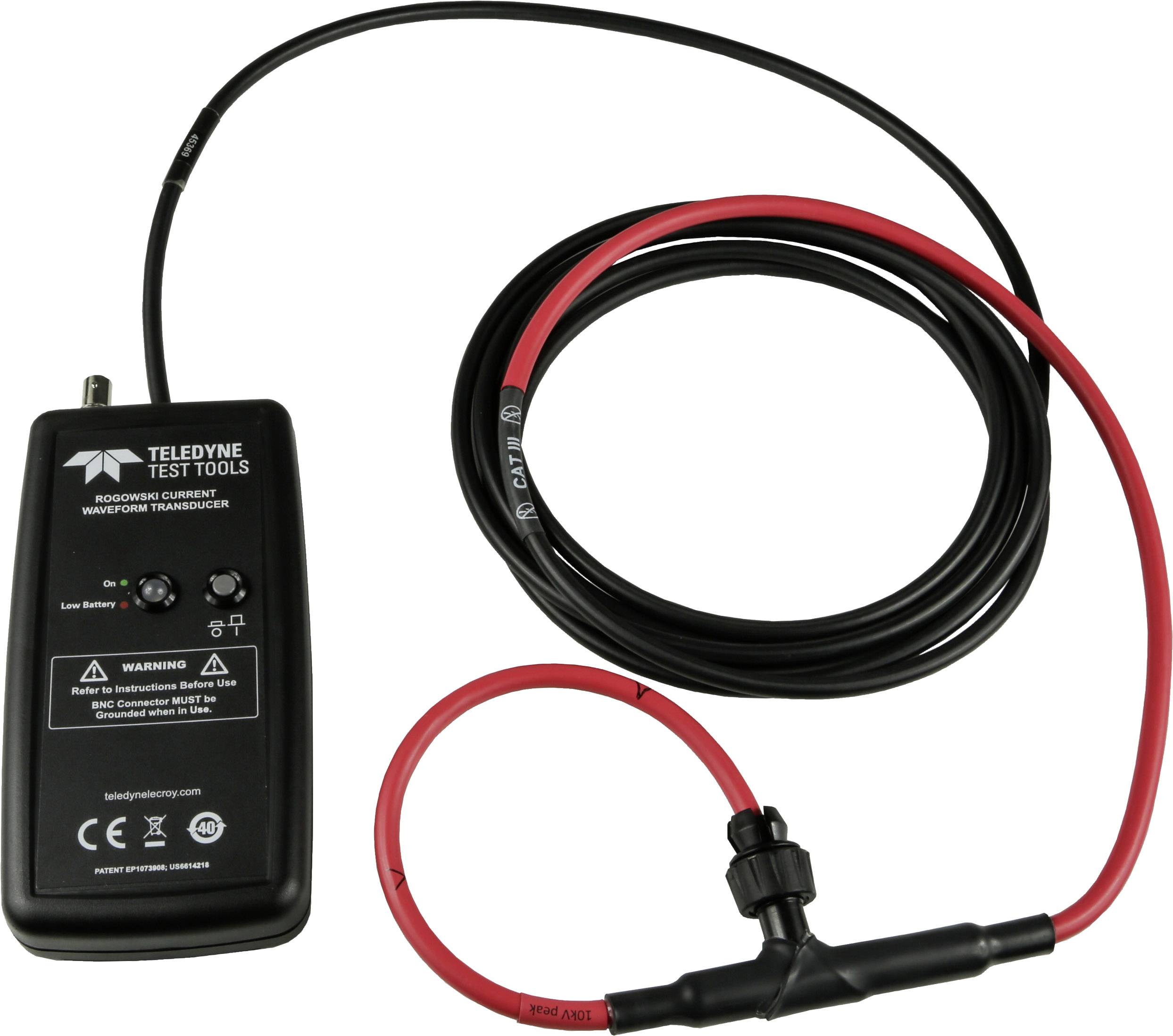 Multimètre avec boîtier noir et câble coaxial rouge ; utilisé pour mesurer les signaux électriques et les tensions.