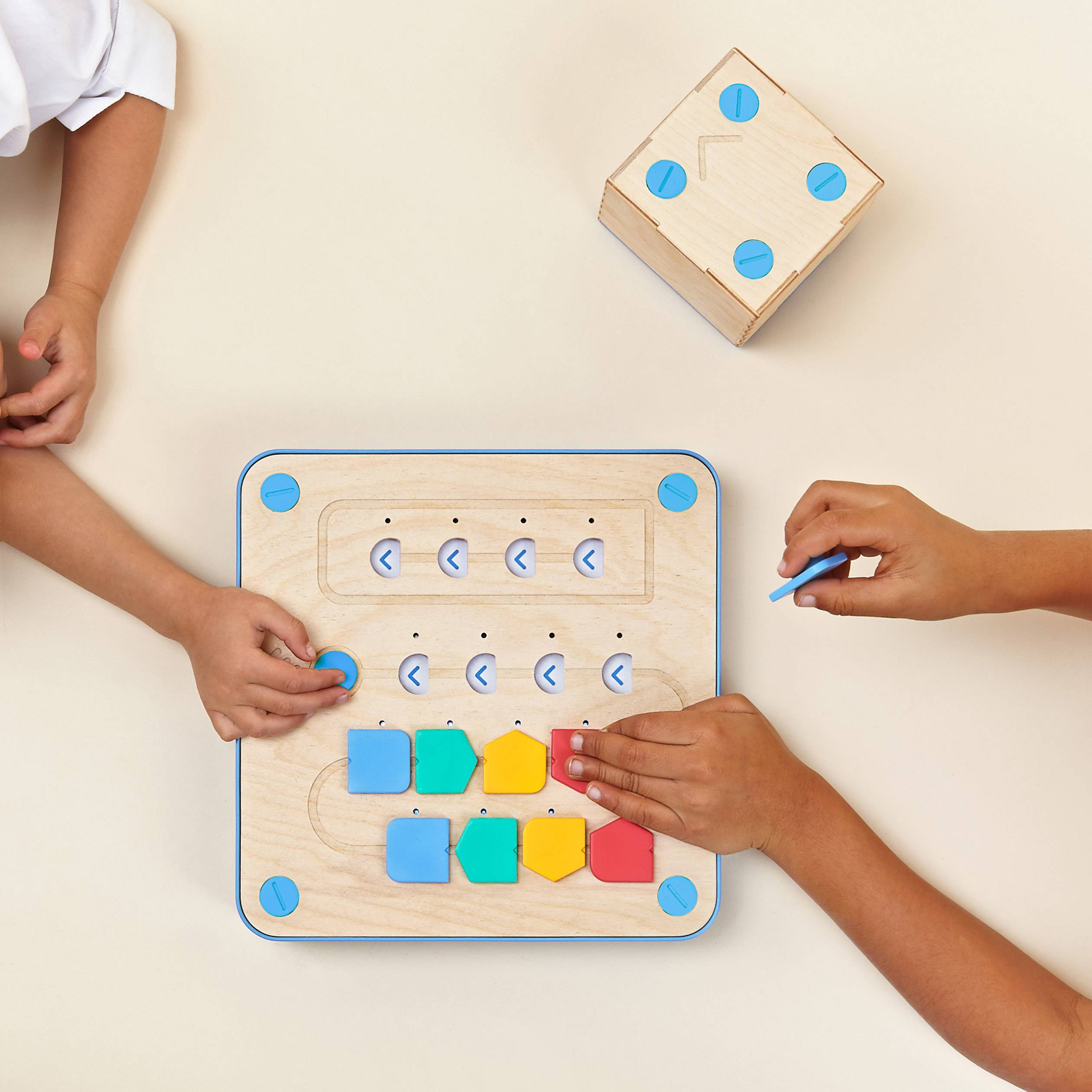 Primo Toys PRIMO001B-DE Robot Cubetto MINT Set de programmation à partir de 3 ans