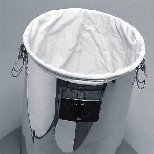 Une poubelle en métal argenté vide, recouverte d'un tissu blanc et équipée de mécanismes de fermeture des deux côtés.