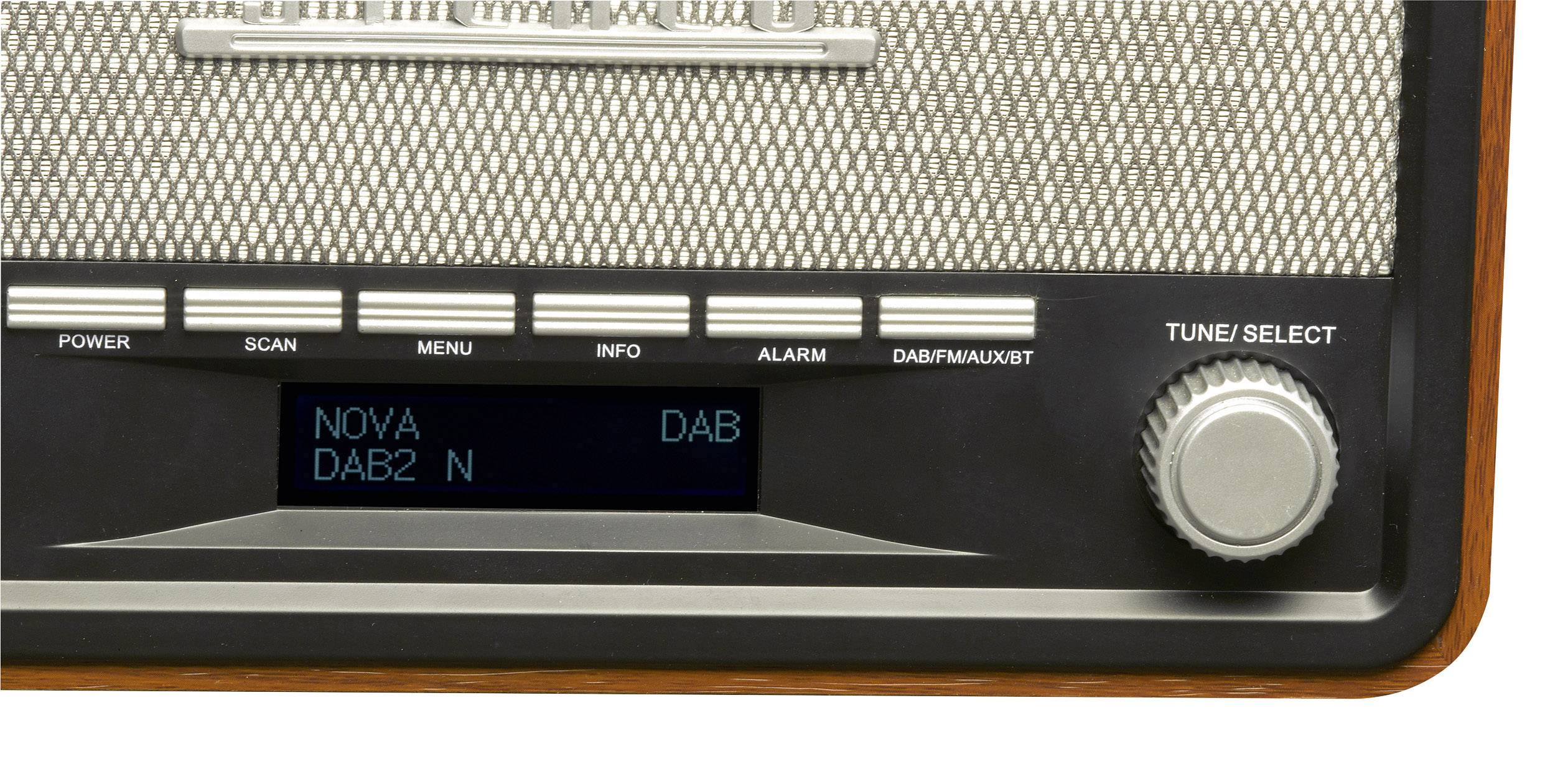 Un poste de radio rétro avec des bordures en bois affiche des informations de station sur un petit écran. Un bouton rotatif sur la droite permet de naviguer dans la sélection.