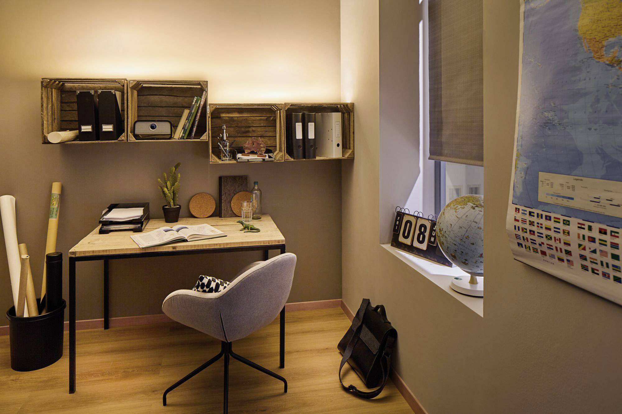 Un bureau élégamment aménagé avec un bureau, une chaise et une étagère. Des livres et des accessoires de bureau sont disposés sur le bureau.