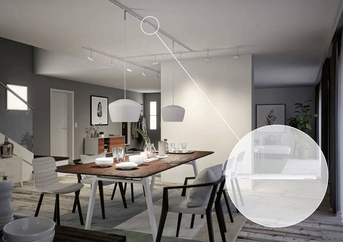 Salle à manger avec une table au look bois, chaises blanches et éclairage moderne. Point focal : une porte coulissante élégante qui divise l'espace.