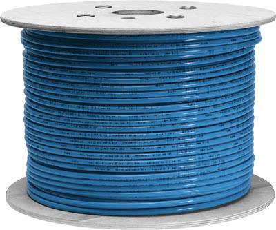 Un grand rouleau de bois avec un câble bleu enroulé, utilisé à des fins électriques.