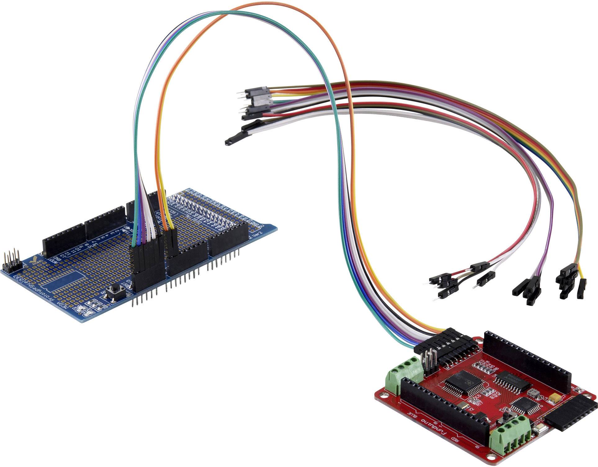 Deux circuits imprimés électroniques, reliés par des câbles multicolores. À gauche, un circuit imprimé bleu, à droite, un circuit imprimé rouge avec des connexions vertes.