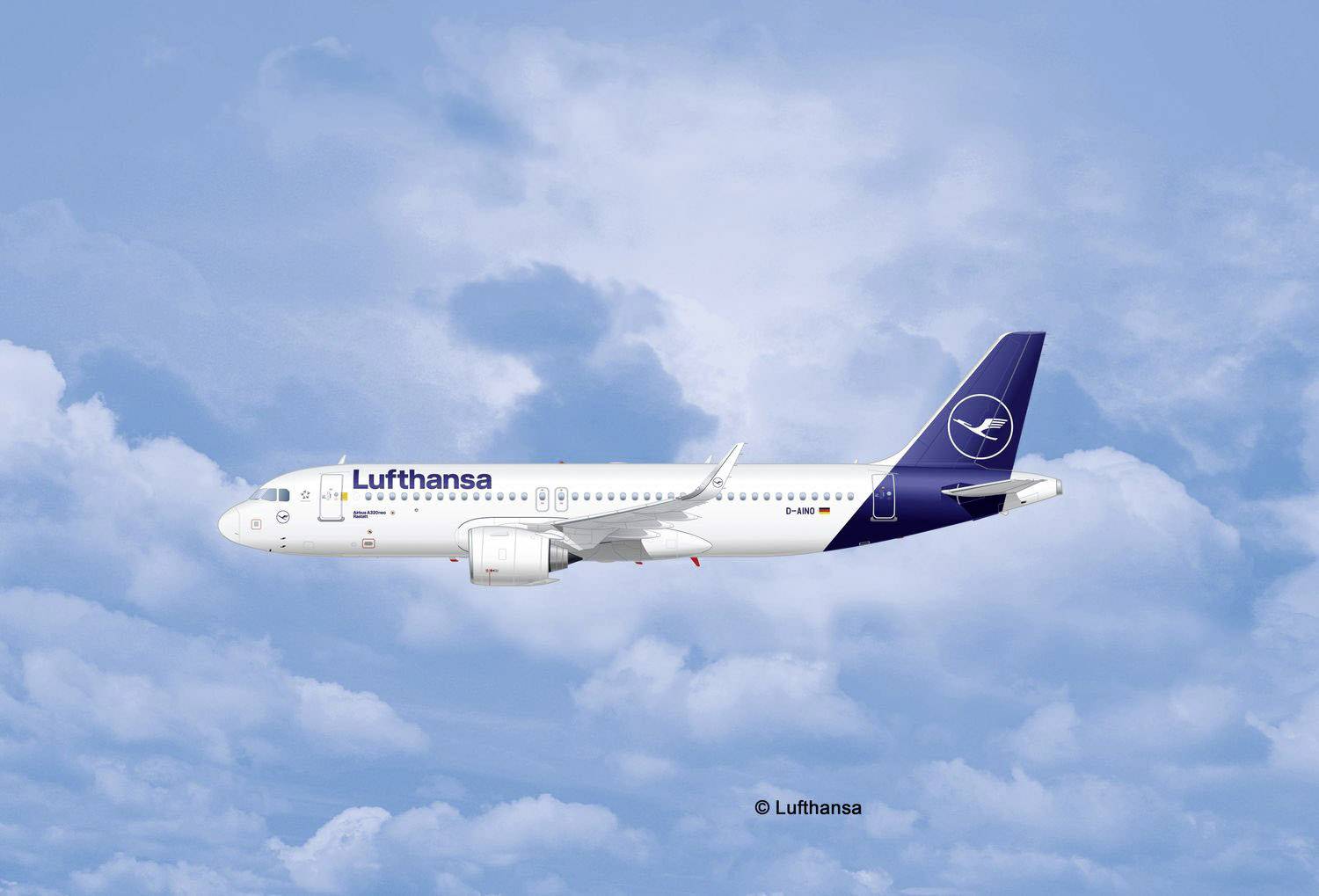 Un avion Lufthansa vole dans un ciel bleu avec des nuages blancs. L'avion est blanc avec une queue bleue et un logo.