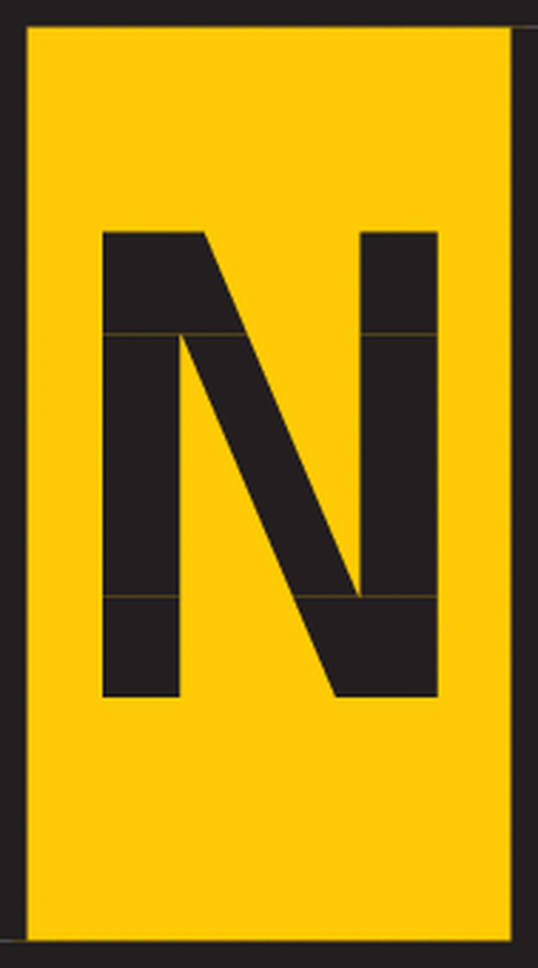 Panneau jaune avec un grand N noir au centre.