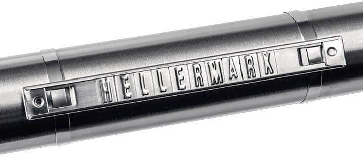 Un tampon métallique portant l'inscription 'HELLERMARK' en lettres en relief sur un objet cylindrique rond.