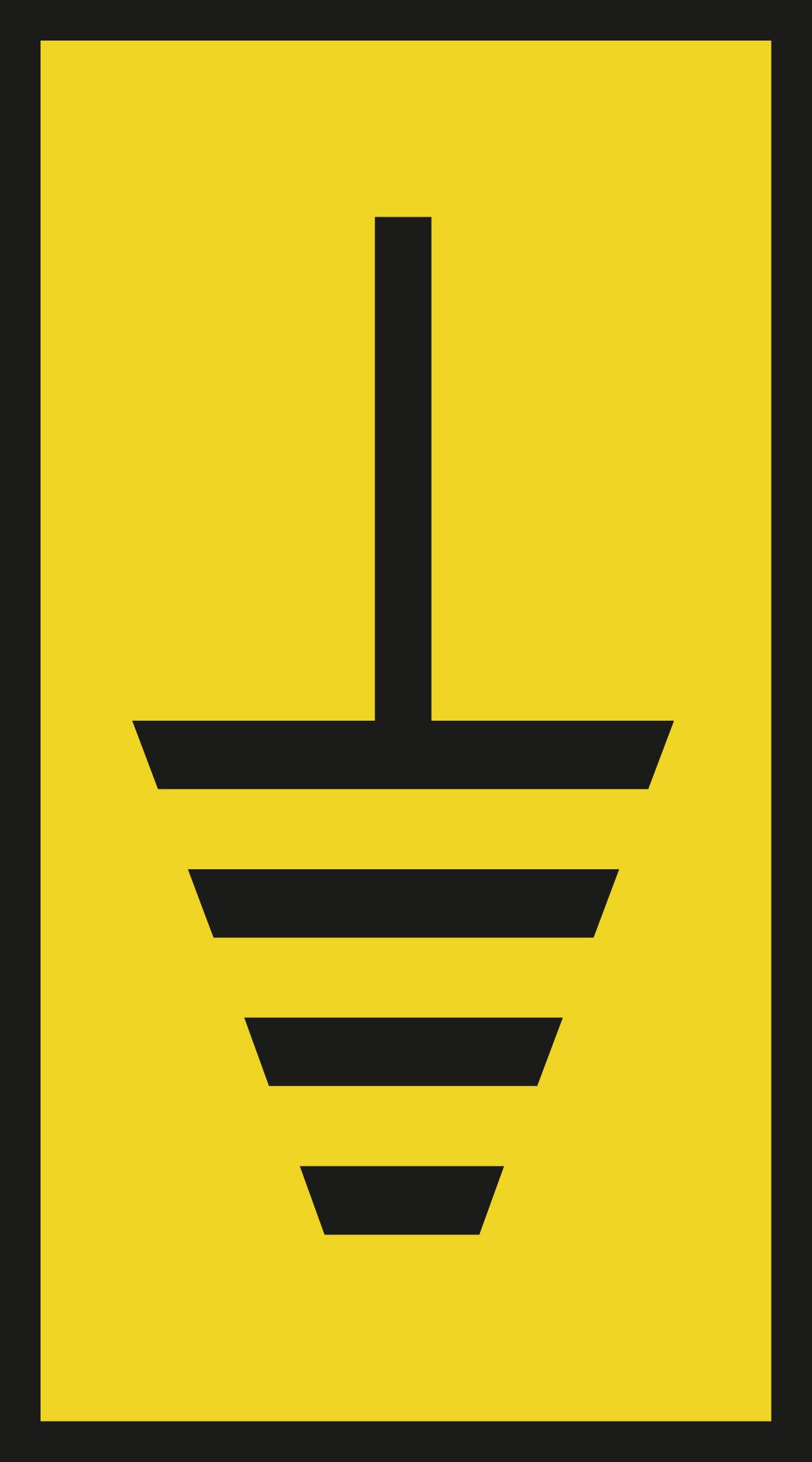 Symbole de mise à la terre sur fond jaune, contour noir d'un trait vertical avec trois lignes horizontales de plus en plus courtes en dessous.