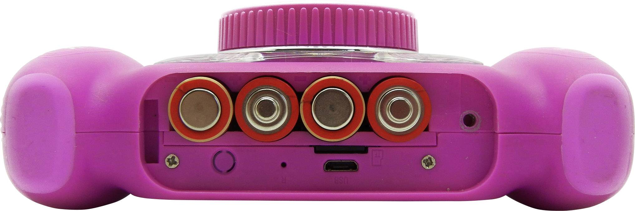 Une caméra jouet rose vue de dessous, avec quatre piles AAA dans le compartiment à piles et une prise Micro-USB au centre.