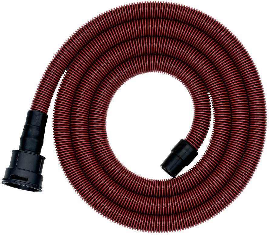 Tuyau aspirateur ondulé rouge enroulé avec raccords en plastique noir aux deux extrémités, présenté isolé sur fond blanc.