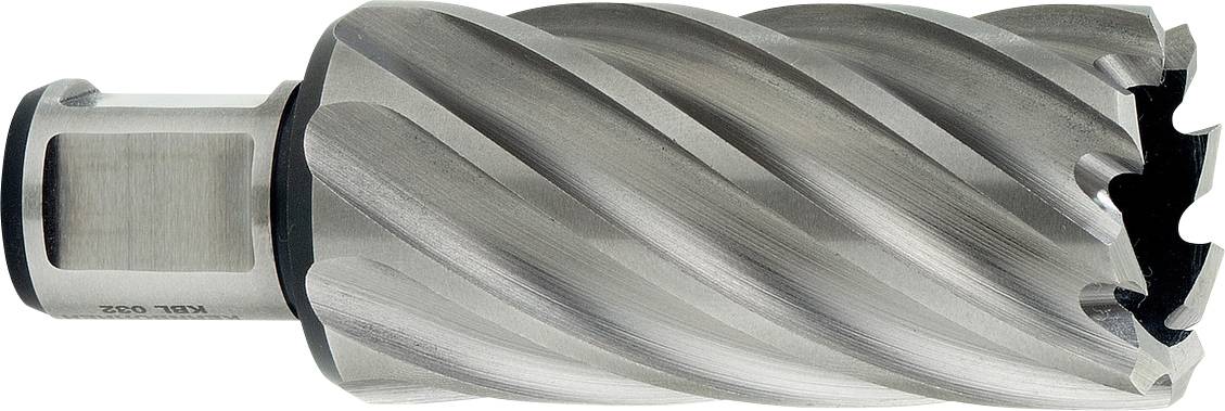 Une fraise spiralée en métal avec une queue cylindrique et des arêtes de coupe hélicoïdales, présentée sur un fond blanc.