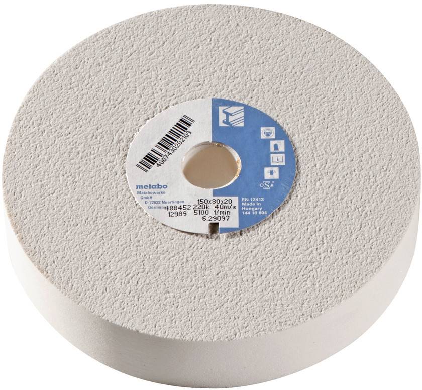 Un disque de meulage rond avec une surface blanche rugueuse et une étiquette de produit bleue au centre.