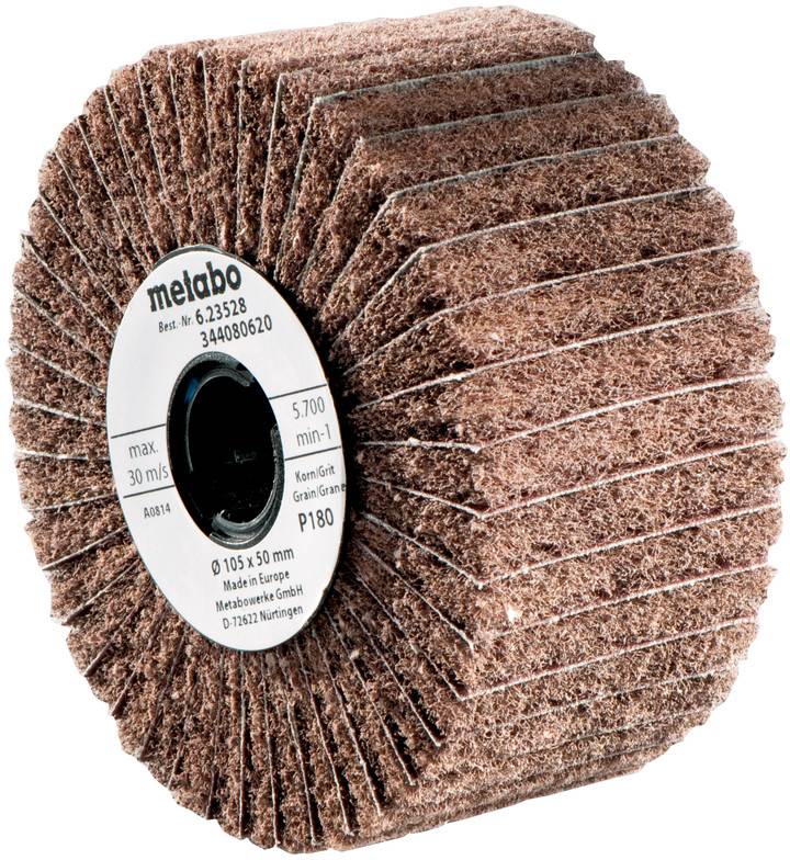 Disque abrasif en matériau non tissé avec fixation centrale. Utilisé pour le ponçage de surface, nom du fabricant sur l'étiquette.