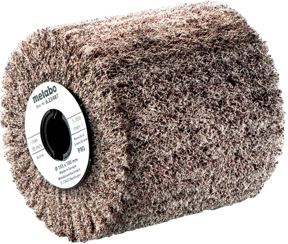 Une brosse abrasive cylindrique avec des poils bruns et une étiquette blanche au centre, probablement destinée à des travaux sur métal ou sur bois.