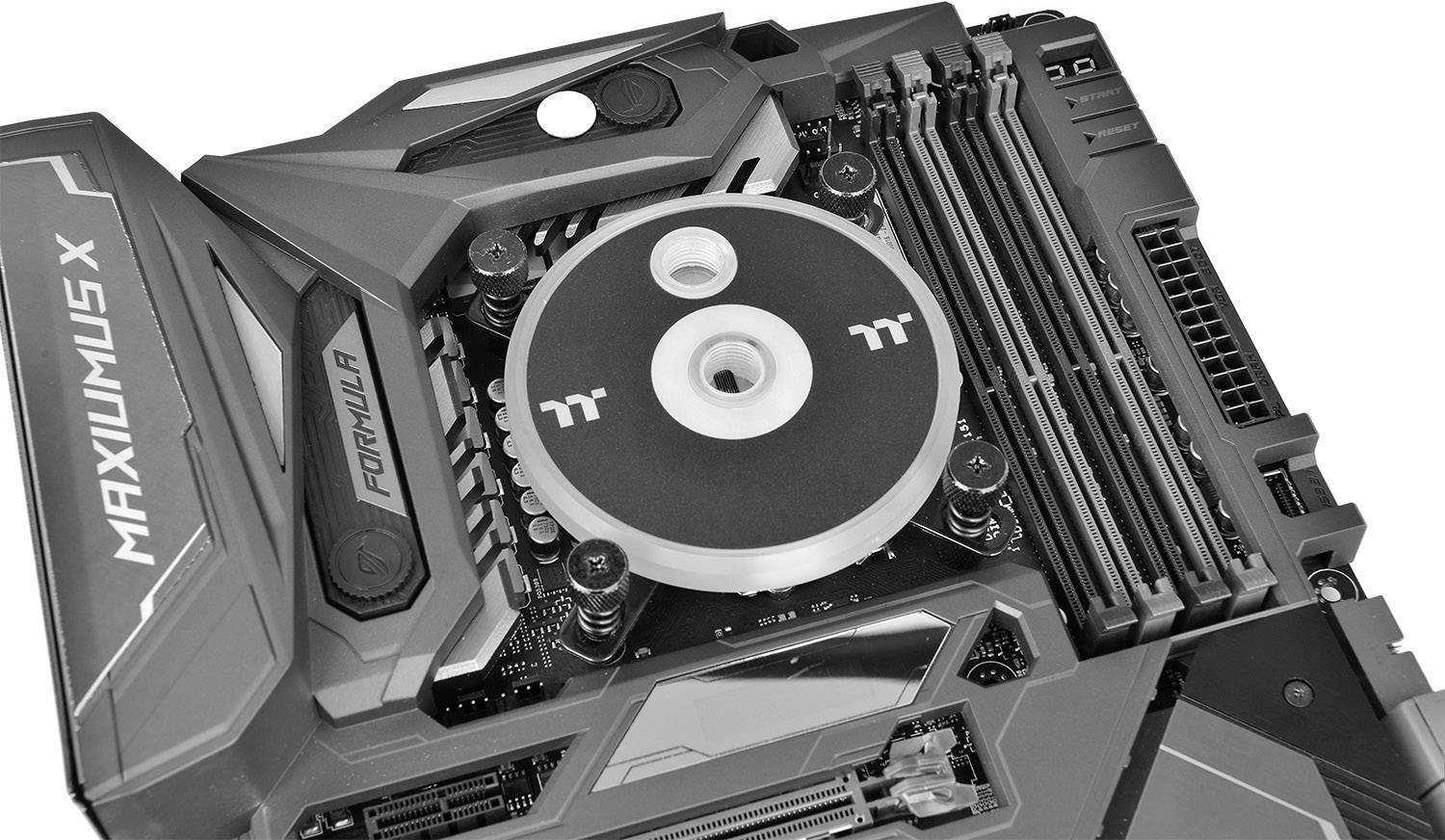 Une carte mère avec un dissipateur CPU circulaire et plusieurs modules de mémoire ; l'étiquette 'MAXIMUS X FORMULA' est visible.