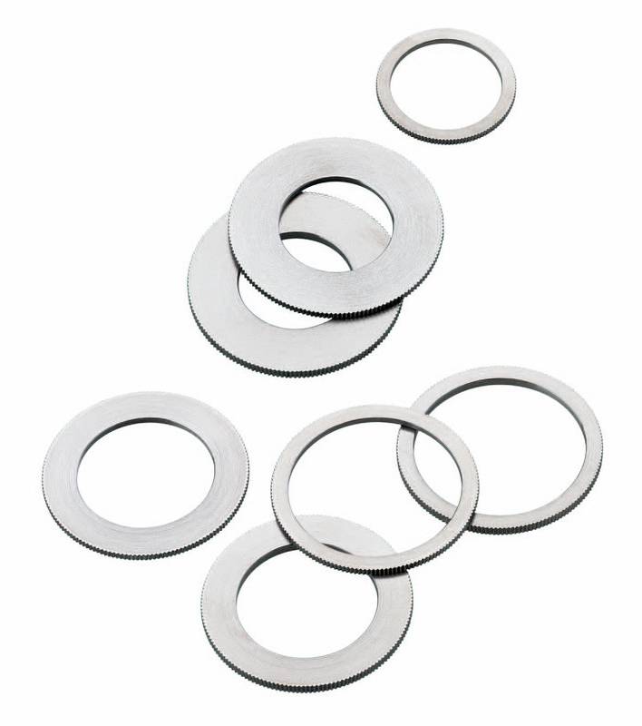 Plusieurs rondelles plates de différentes tailles, réparties uniformément sur un fond blanc.