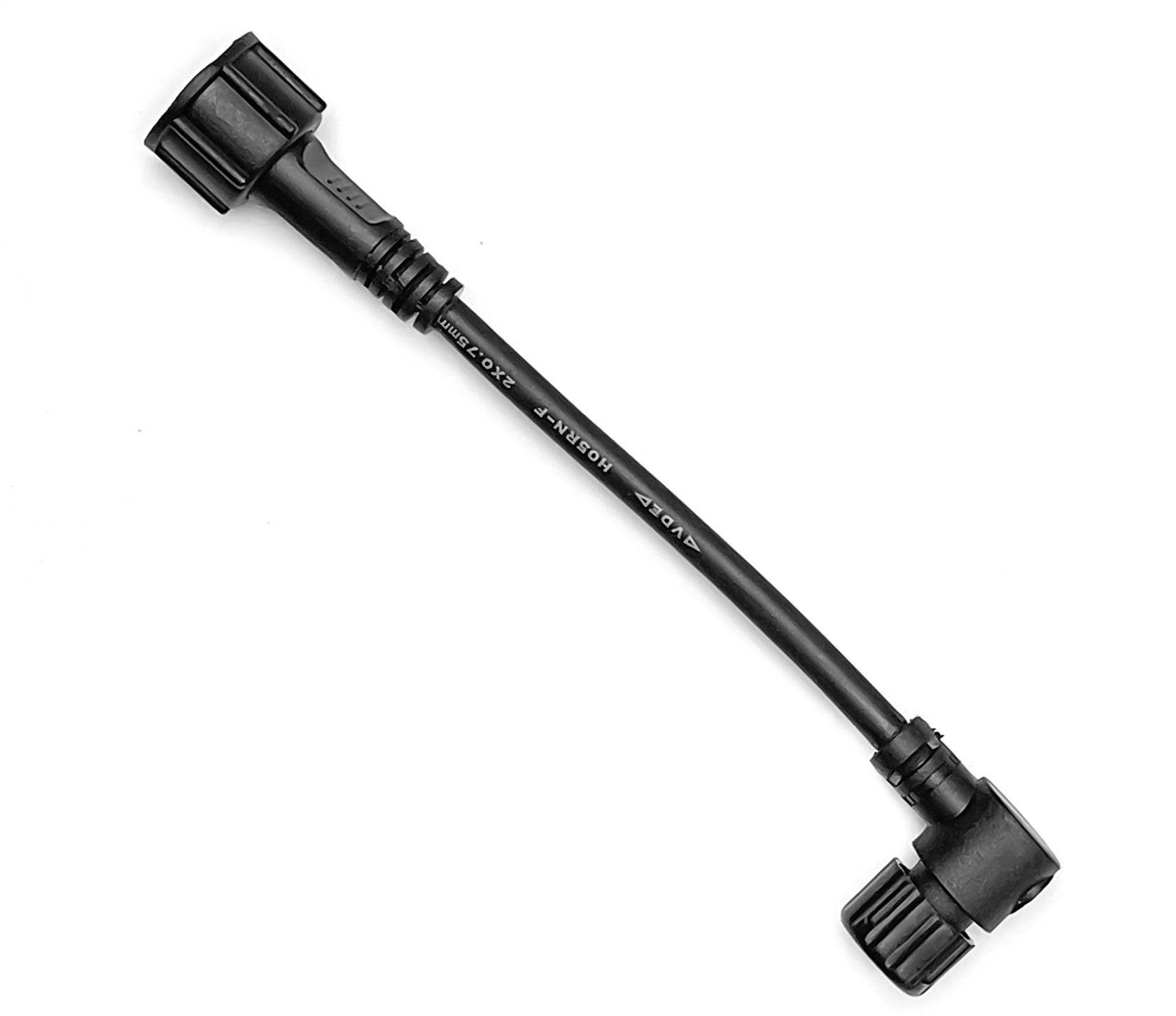 Câble de rallonge noir avec deux fiches mâles striées à chaque extrémité, adapté pour connecter des appareils électriques.