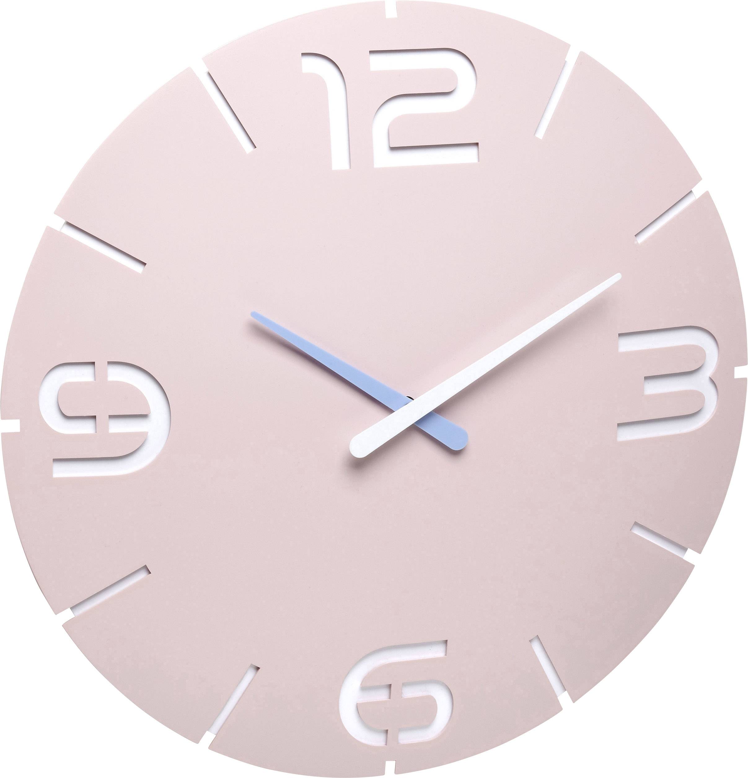 Horloge murale ronde de couleur rose avec des chiffres stylisés aux positions 3, 6, 9, 12. Les aiguilles bleues et blanches indiquent environ 10h10.