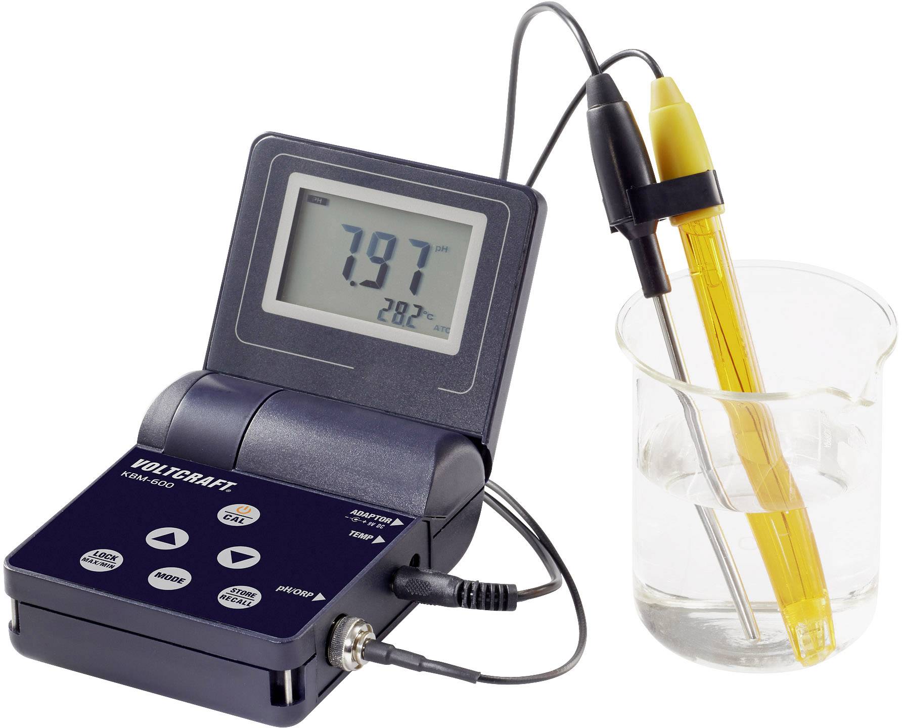 Un pH-mètre indique une valeur de pH de 7,97 et une température de 28,2°C. La sonde se trouve dans un verre contenant un liquide transparent.