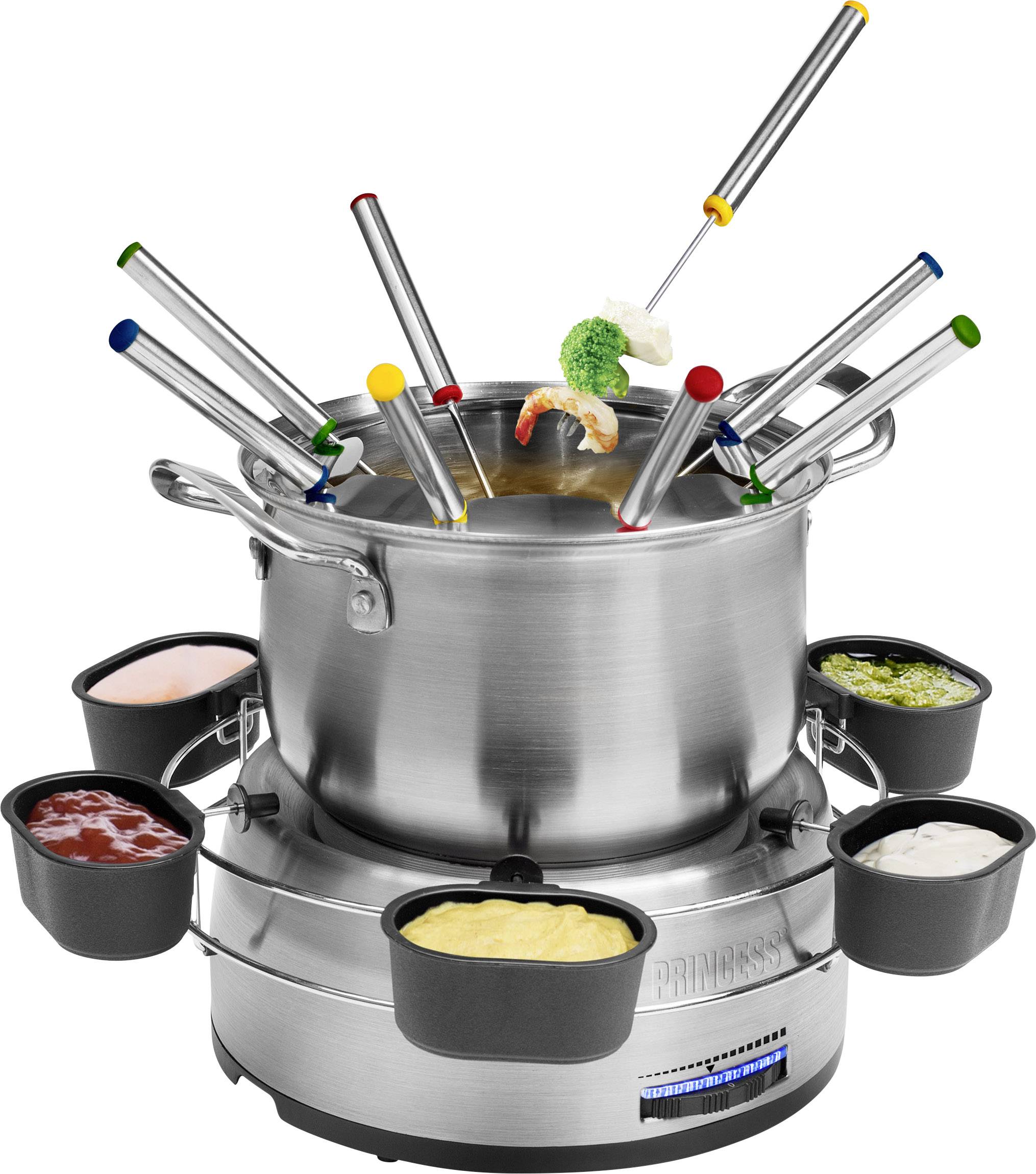 Un pot à fondue en argent avec huit fourchettes, chacune marquée d'une couleur différente. Six petits bols noirs contenant des sauces sont disposés autour du pot.