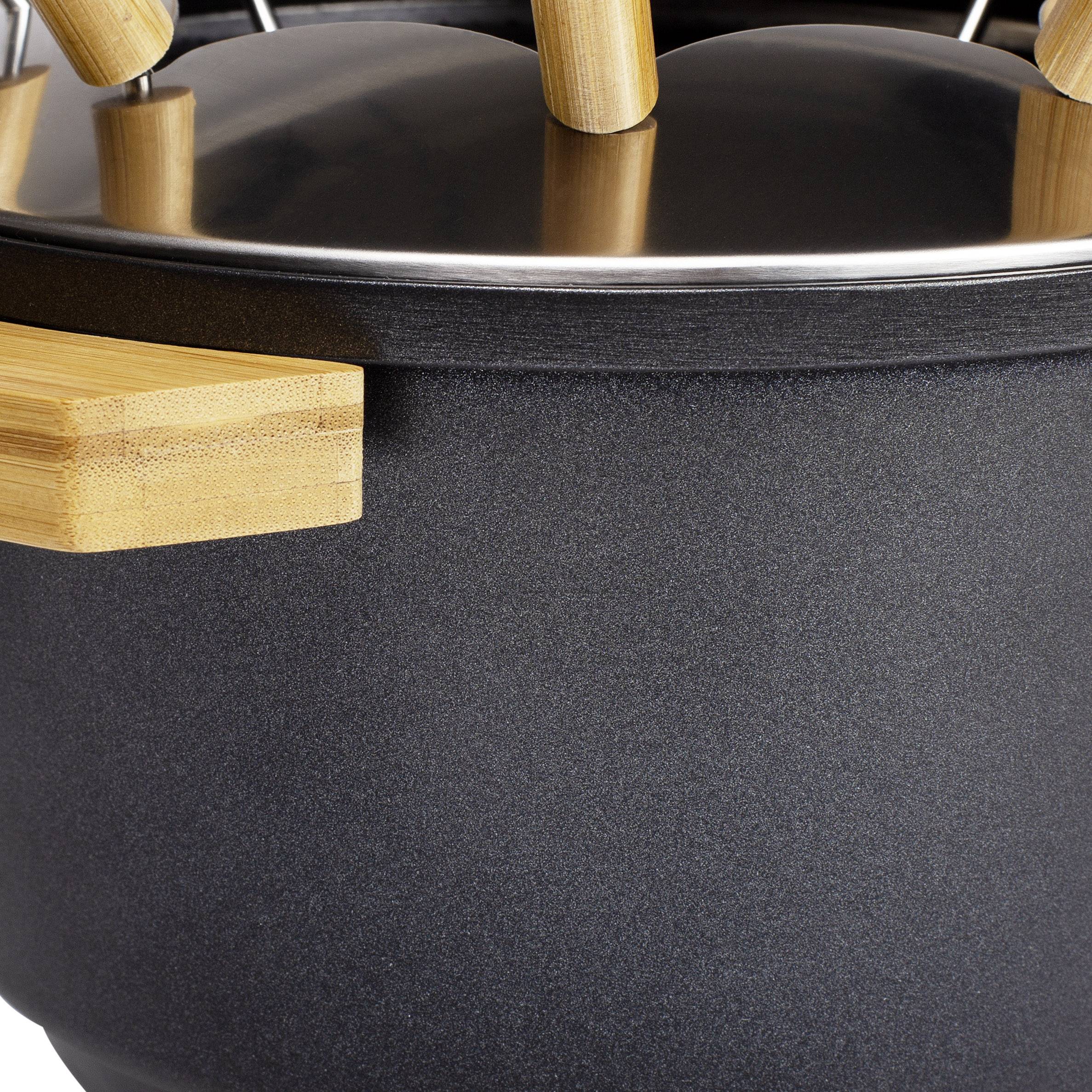 Une casserole grise avec des poignées en bois et un couvercle assorti. La casserole est vue de profil et présente une surface lisse.