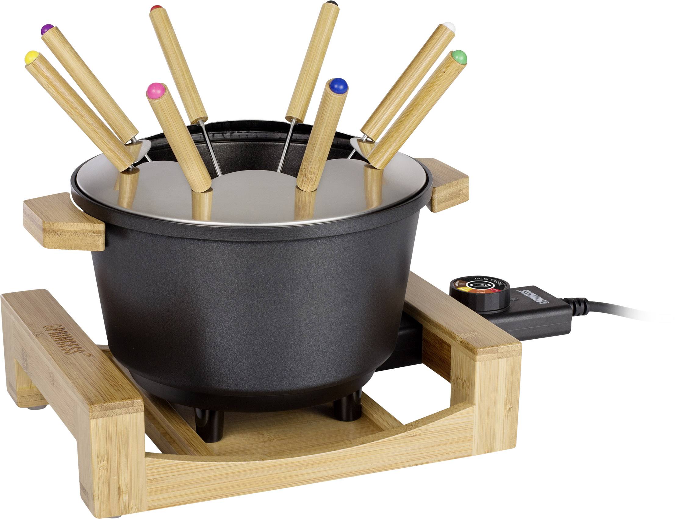 Pot à fondue électrique noir avec des baguettes en bois, placé sur un support en bois. Connexion du câble visible à droite.