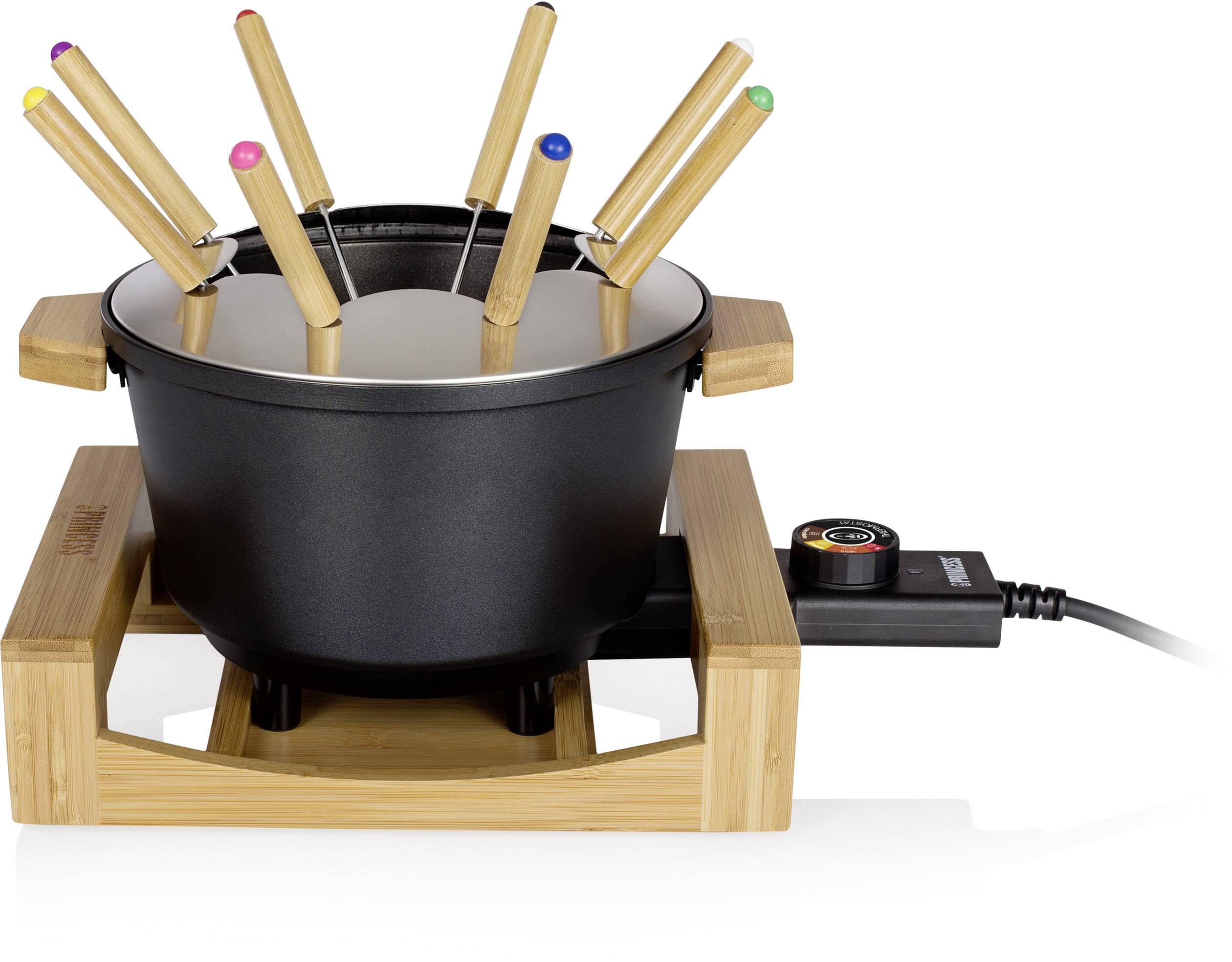 Un ensemble à fondue électrique avec un pot noir, entouré de plusieurs fourchettes à fondue, monté sur un cadre en bois avec un câble.