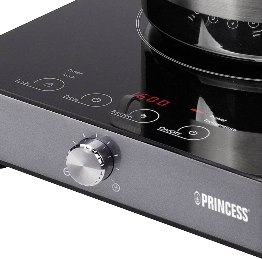 Plaque de cuisson à induction avec affichage numérique, indiquant une puissance de 1500 watts. Bouton rotatif pour les réglages. Nom de marque 'Princess' visible.
